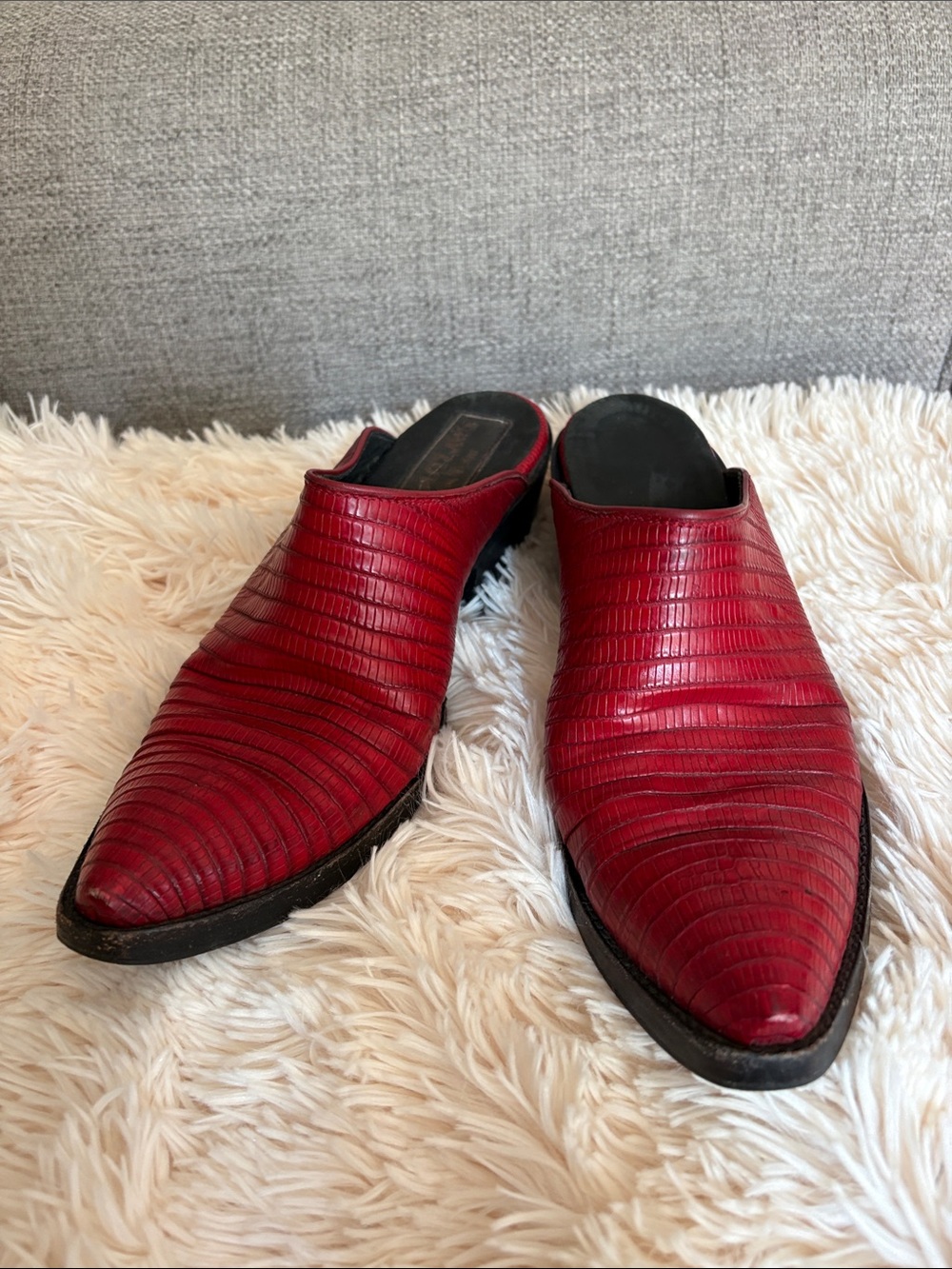 Women’s Red lizard Pointed toe Mules handmade by Tres Outlaws.